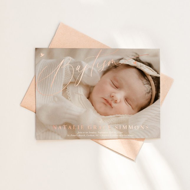 Invitation En Aluminium Beau Script Baptême (Elegant rose gold baptism invitation mockup shown with envelope in natural lighting)