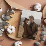 Invitation En Aluminium Big Photo Gold Foil Enregistrer la date<br><div class="desc">Mariage vertical enregistrer la carte de date que vous pouvez personnaliser avec votre photo. Enregistrer la date est écrit sur le dessus de la carte dans une combinaison d'élégante police de feuille d'or et un script tourbillonnant or. Ajoutez vos noms et votre date de mariage dans une police intemporelle élégante....</div>