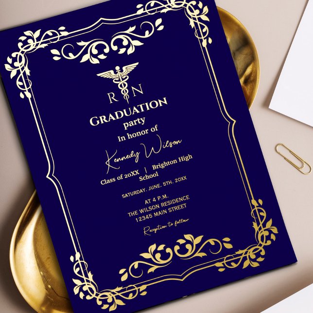 Invitation En Aluminium Bleu de marine avec cadre orné d'or Graduation (Elegant navy blue and gold graduation design with an ornate frame. #navyblue #goldframe #decorative)