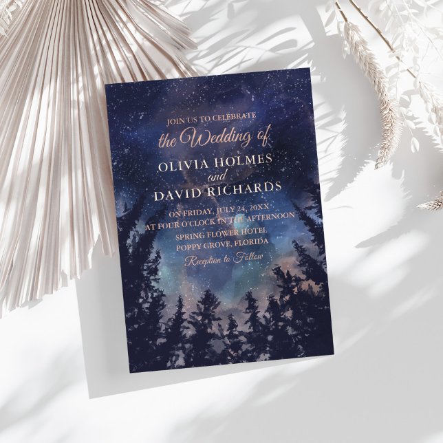 Invitation En Aluminium Bleu foncé étoile Forêt Mariage Rose Or (Dark Blue Starry Night Forest Wedding Rose Gold Foil Invitation on a sunny wedding table.)