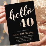 Invitation En Aluminium Bonjour 40 | Jalon fête d'anniversaire<br><div class="desc">Fêtez son anniversaire d'étape avec ces invitations festives avec "bonjour [âge]" en feuille d'or rose sur un riche arrière - plan noir. Personnalisez avec les détails de votre fête en dessous. Exemple illustré pour un 40e anniversaire.</div>