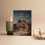 Invitation En Aluminium Calligraphie Minimale Moderne Photo Enregistrer La<br><div class="desc">Annoncez la bonne nouvelle dans le style avec ce intemporel enregistrer la carte de date avec élégante calligraphie stylée et type classique avec votre photo dans l'arrière - plan. Le revers de la page offre plus de place pour les détails supplémentaires que vous souhaiteriez fournir à vos invités. Il y...</div>
