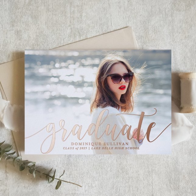 Invitation En Aluminium Calligraphie moderne Photo Graduation Rose Gold (Personalized Photo Graduation Invitation with Rose Gold Foil Modern Calligraphy – Customizable Photo)