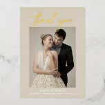 Invitation En Aluminium Chic Beige mariage photos main Script<br><div class="desc">Express votre gratitude dans le style avec le Simple Modern Beige Custom Wedding 2 Photos avec de vrais Modèles en feuille d'or. Ces modèles personnalisés offrent un moyen élégant et polyvalent de transmettre votre appréciation à vos proches qui ont partagé votre journée spéciale. Les modèles présentent un design épuré, sobre,...</div>