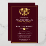 Invitation En Aluminium Chic Bourgogne Rouge & Or Masquerade Sweet 16 Part<br><div class="desc">Chic Bourgogne Rouge & Or Masquerade Sweet 16 Party Foil Invitations. Doté d'un masque en feuille d'or au sommet contre un arrière - plan rouge bordeaux. Parfait pour une fête de 16 ans moderne et classe !</div>