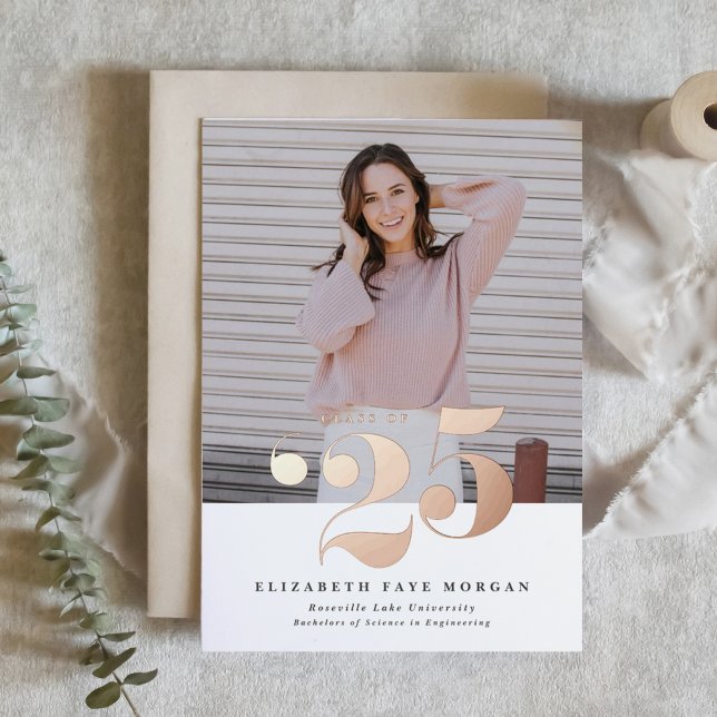 Invitation En Aluminium Classe de 2025 Typographie Photo Graduation Pink (Personalized Photo Graduation Invitation with Rose Gold Foil Typography – Customizable Foil Colors)