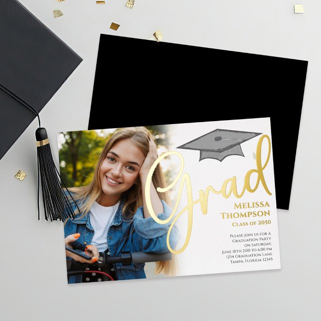 Invitation En Aluminium Classic Script Graduation Modèle photo Gold (Gold foil graduation photo invitation announcement. )