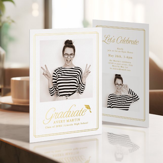 Invitation En Aluminium Classique Cadre Élégant Script Photo Remise des di (Classic Framed Elegant Script Photo Graduation Foil Invitation)