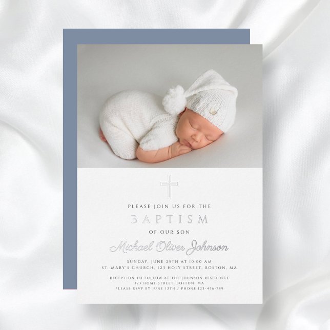 Invitation En Aluminium Croix d'argent bleu foncé moderne Boy Photo Baptêm (Modern Dusty Blue Silver Cross Boy Photo Baptism Foil Invitation)