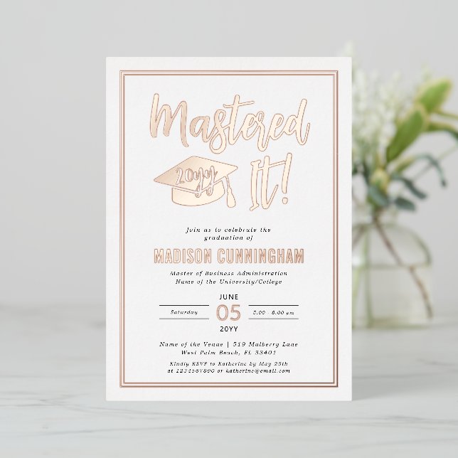 Invitation En Aluminium Diplôme de Master Moderne Réussi  (Debout devant)