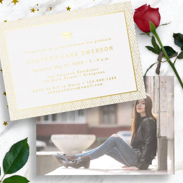 Invitation En Aluminium Diplôme Moderne Or (Modern Graduation Gold Foil Photo Invitation by Painted Paperie
)
