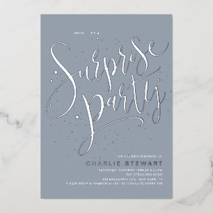 Invitation En Aluminium Dusty Blue Silver Script moderne Surprise Party