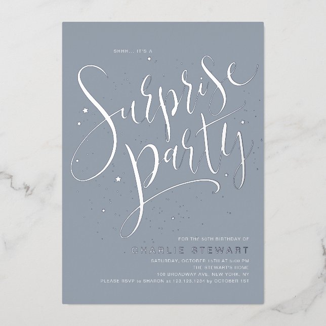 Invitation En Aluminium Dusty Blue Silver Script moderne Surprise Party (Recto)