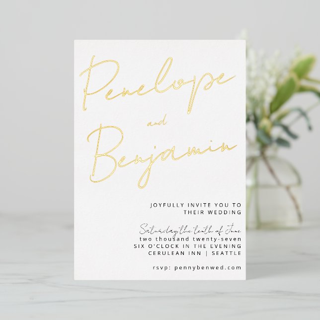 Invitation En Aluminium Écriture manuscrite chic moderne or blanc mariage (Debout devant)