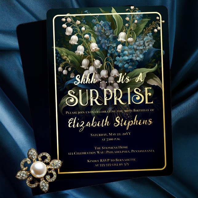 Invitation En Aluminium Elégant Baroque Bleu Floral Surprise 90e anniversa (Elegant Baroque Style Dark Moody Blue | White Floral "SURPRISE" 90th Birthday Party Gold Foil Invite)