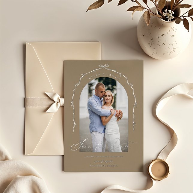 Invitation En Aluminium Élégant Beige Main Tirée Bow Ribbon Enregistrer La (Elegant Beige Hand Drawn Bow Ribbon Save The Date Foil Invitation)