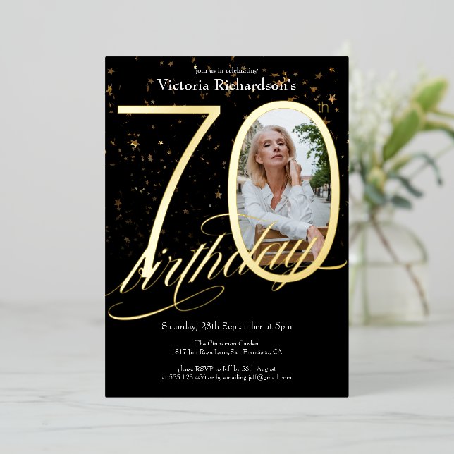 Invitation En Aluminium Elégant Confetti Photo Black Gold 70e anniversaire (Debout devant)