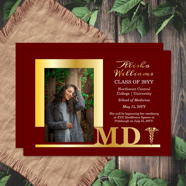 Invitation En Aluminium Élégant Dr MD Caduceus Photo Diplômé Maroon (Elegant Doctor "MD" Caduceus Photo Graduate Maroon and Gold Foil Graduation Announcement)