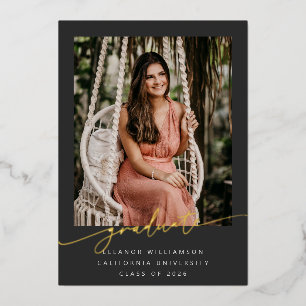 Invitation En Aluminium Elégant Gold Black Script superposition photo Grad