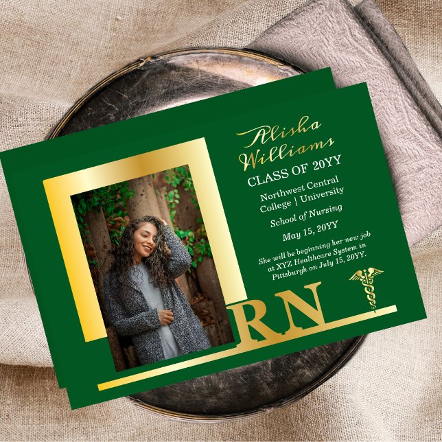 Invitation En Aluminium Élégante infirmière RN Caduceus Photo Graduate Gre (Elegant Nurse "RN" Caduceus One Photo Graduation Announcement Gold Foil Invitation)
