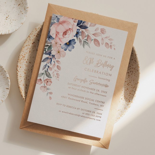 Invitation En Aluminium Fête d'anniversaire 80 ans écriture florale rose (80th Birthday Pink Floral Script Rose Gold Foil Party Invitation)