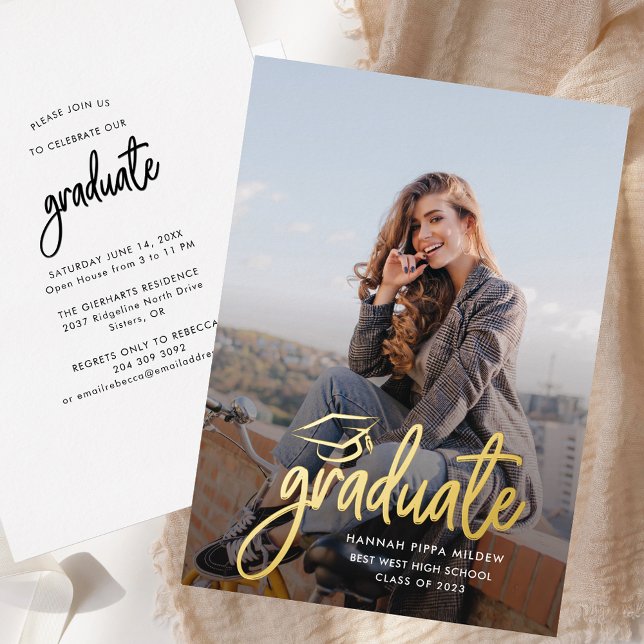 Invitation En Aluminium Fête de remise des diplômes 2026 Script Grad (2025 Graduation Party Script Grad Rose Gold Foil Invitation)