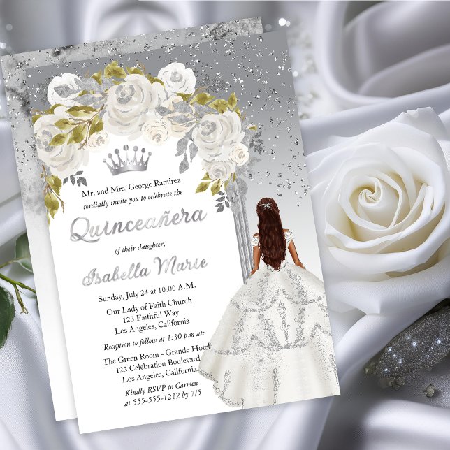 Invitation En Aluminium Fête Élégante de Quinceañera aux Roses Blanches et (Elegant White Rose | Silver Floral Princess-Theme Brunette Dk Haired Quinceañera Foil Invitation)