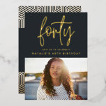 Invitation En Aluminium Feuille de 40e anniversaire moderne élégant script<br><div class="desc">Moderne 40e anniversaire élégant script de feuille et géométrique invitation 40e anniversaire. Motif de arrière géométrique moderne. Partie d'une collection. La couleur peut être changée.</div>