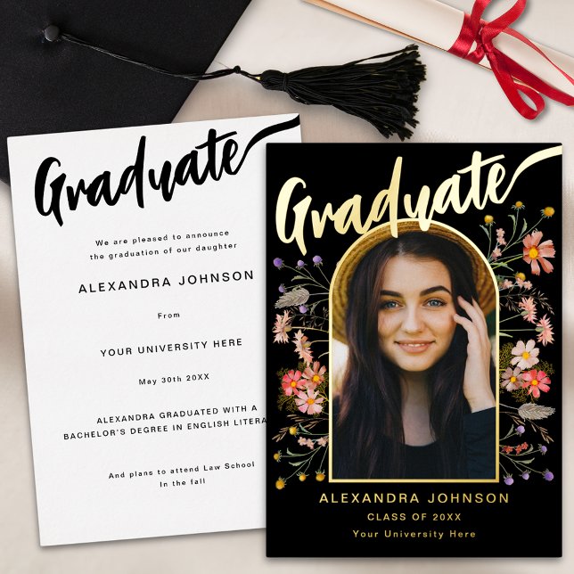 Invitation En Aluminium Fleur sauvage Boho Graduate Photo Élégant Script G (Boho floral arch graduate photo black and gold foil calligraphy graduation announcement card)