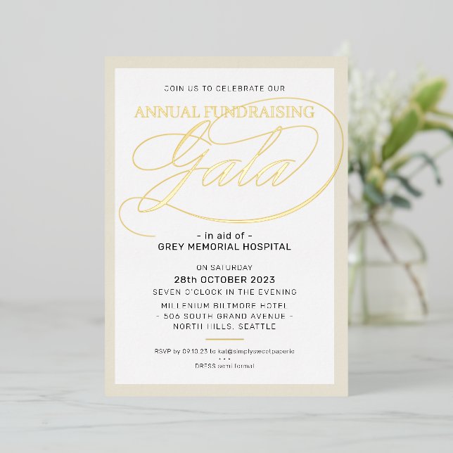Invitation En Aluminium GALÀ DE LEVÉE DE FONDS script d'événement élégant  (Debout devant)
