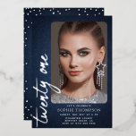 Invitation En Aluminium Glam Denim Diamonds Blue Jeans 21st Birthday Photo<br><div class="desc">Un bleu glamour et de la vraie feuille, denim et diamants (ce sont des effets numériques, pas de vraies pierres) photo 21ème anniversaire invitation pour les filles qui est simple, moderne, élégant et chic, avec une propagation de strass sur le dos, le mot vingt-et-un dans le script de calligraphie moderne...</div>