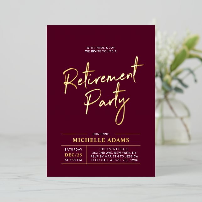 Invitation En Aluminium Gold Burgundy Moderne Brosse Script Retraite Party (Debout devant)