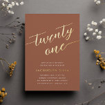 Invitation En Aluminium Golden Script 21e fête d'anniversaire<br><div class="desc">Célébrez son anniversaire d'étape avec ces invitations chic à la fête de 21e anniversaire avec "vingt et un" en écriture manuscrite en feuille d'or moderne. Personnalisez avec les détails de votre fête en dessous. Un choix inoubliable et luxueux pour fabuleuses fêtes du 21e anniversaire.</div>