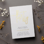 Invitation En Aluminium Golden Script 30e fête d'anniversaire<br><div class="desc">Célébrez son anniversaire d'étape avec ces invitations chic à la fête de 30e anniversaire avec "trente" en écriture manuscrite en feuille d'or moderne. Personnalisez avec les détails de votre fête en dessous. Un choix inoubliable et luxueux pour fabuleuses fêtes du 30e anniversaire.</div>