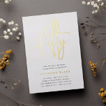 Invitation En Aluminium Golden Script 50e fête d'anniversaire<br><div class="desc">Célébrez son anniversaire d'étape avec ces invitations chic à la fête de 40e anniversaire avec "cinquante" en écriture manuscrite en feuille d'or moderne. Personnalisez avec les détails de votre fête en dessous. Un choix inoubliable et luxueux pour de fabuleuses célébrations du 50e anniversaire.</div>