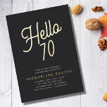 Invitation En Aluminium Golden Script Hello 70 70th Birthday Party<br><div class="desc">Célébrez le 70e anniversaire de votre être cher d'une manière spéciale avec notre invitation à la fête de la feuille d'or de 70e anniversaire de script or. L'arrière - plan noir luxueux dispose d'un magnifique script de calligraphie de feuille d'or qui fera de votre famille et de vos amis un...</div>