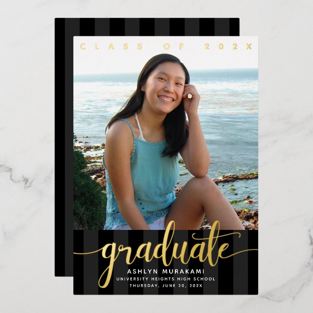 Invitation En Aluminium Graduation photo élégant script noir réel or (Recto/Verso)