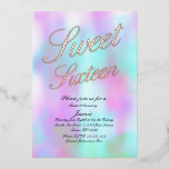 Invitation En Aluminium Holographique Sweet sixteen Or Pressé<br><div class="desc">Sweet 16 invitations avec Arrière - plan holographique</div>