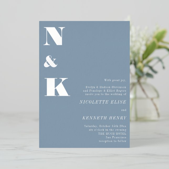 Invitation En Aluminium Initiales Monogramme Moderne Bleu Poussiéreux Mari (Debout devant)