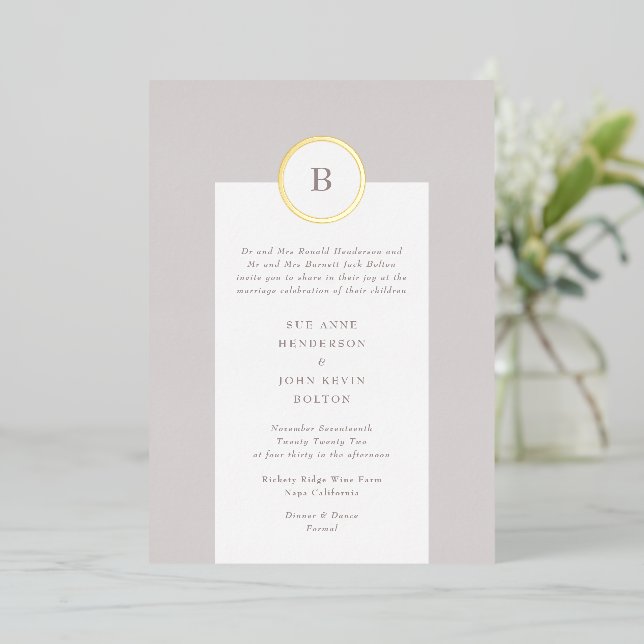 Invitation En Aluminium Mariage de monogramme Taupe et Gold Circle (Debout devant)