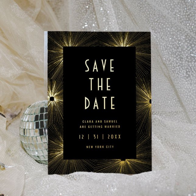 Invitation En Aluminium Mariage Moderne Deco Noir Économisez la Date Or (Glitz and glam fireworks bursts on this black and gold foil wedding save the date invitation.)