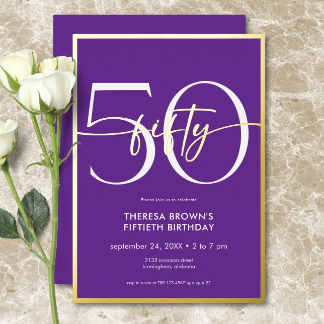 Invitation En Aluminium Minuscule violet moderne Cinquante Script Annivers (Modern Minimal Purple Fifty Script Birthday Foil Invitation)