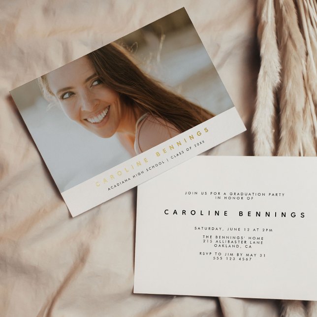 Invitation En Aluminium Moderne Photo de remise de diplôme minimal Or (Modern Minimal Photo Graduation Gold Foil Announcement and Party Invitation)