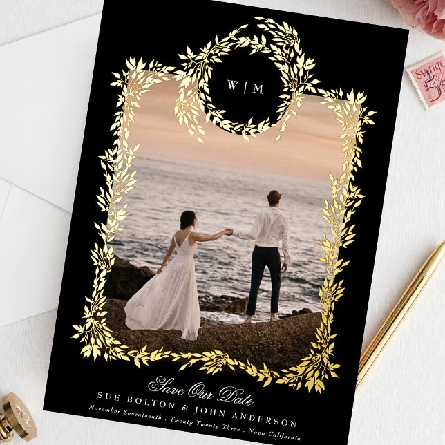 Invitation En Aluminium Monogramme de crête botanique d'or Tuxedo Photo en (Créateur téléchargé)