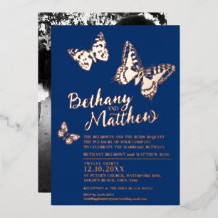 Invitation En Aluminium Papillons en or rose sur un mariage bleu foncé