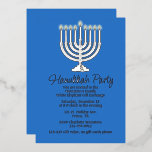 Invitation En Aluminium Parti Hanoukka Menorah<br><div class="desc">Invitation de papier de fête chic Hanoukka faite en bleu,  avec les graphiques d'une menorah en feuille d'argent et le texte personnalisé en feuille d'argent. Personnalisez le texte personnalisé,  sur le devant,  pour répondre à vos besoins de fête.</div>