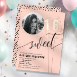 Invitation En Aluminium Photo d'anniversaire Sweet 16 Peach Sparkler<br><div class="desc">Célébrez un fabuleux Sweet 16 avec cette charmante invitation couleur pêche, dotée d'accents scintillants et d'une option de photo personnalisable. Idéal pour un anniversaire marquant, cette invitation comprend des détails en feuille qui ajoutent une touche d'élégance. Personnalisez-la avec le nom de la fêtée, les détails de l'événement et une photo...</div>