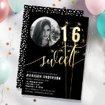 Invitation En Aluminium Photo de anniversaire Sweet 16 à paillettes noir e<br><div class="desc">Invitez vos amis et votre famille à une célébration des 16 ans étincelante avec cette invitation en papier d'aluminium scintillant. Avec un motif ludique de points noirs et blancs et de cierges magiques étincelants, ce design comprend également un espace spécial pour une photo de la fille qui fête son anniversaire....</div>