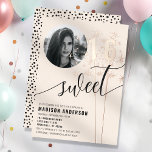 Invitation En Aluminium Photo de anniversaire Sweet 16 Vanilla Sparkler<br><div class="desc">Rendez un Sweet 16 inoubliable avec cette élégante invitation couleur vanille, dotée d'accents scintillants et d'une option de photo personnalisable. Parfaite pour une célébration d'anniversaire marquant un jalon, cette invitation comprend des détails en feuille qui ajoutent une touche de sophistication. Personnalisez-la avec le nom de la fille qui fête son...</div>