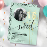 Invitation En Aluminium Photo de anniversaire Sweet 16 Vert Menthe Étincel<br><div class="desc">Célébrez un fabuleux Sweet 16 avec cette belle invitation vert menthe, dotée d'accents scintillants et d'une option de photo personnalisable. Parfaite pour un anniversaire marquant, cette invitation comprend des détails en feuille qui ajoutent une touche d'élégance et de charme. Personnalisez-la avec le nom de la fille qui fête son anniversaire,...</div>